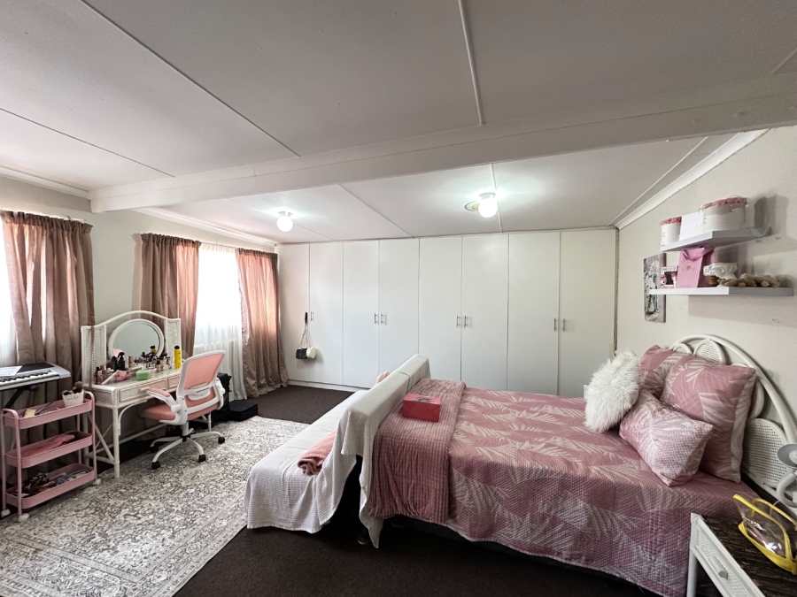 6 Bedroom Property for Sale in Heiderand Western Cape